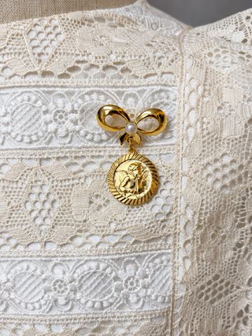 24K Gold-Plated Pin with Bow, Pearl and Gold Medal