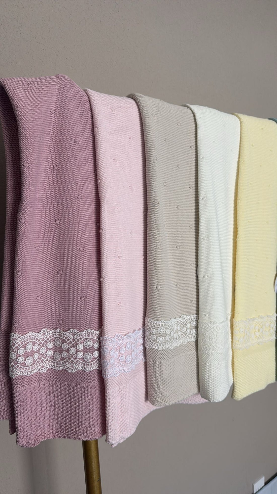 Knitted Blanket With Lace # G9801