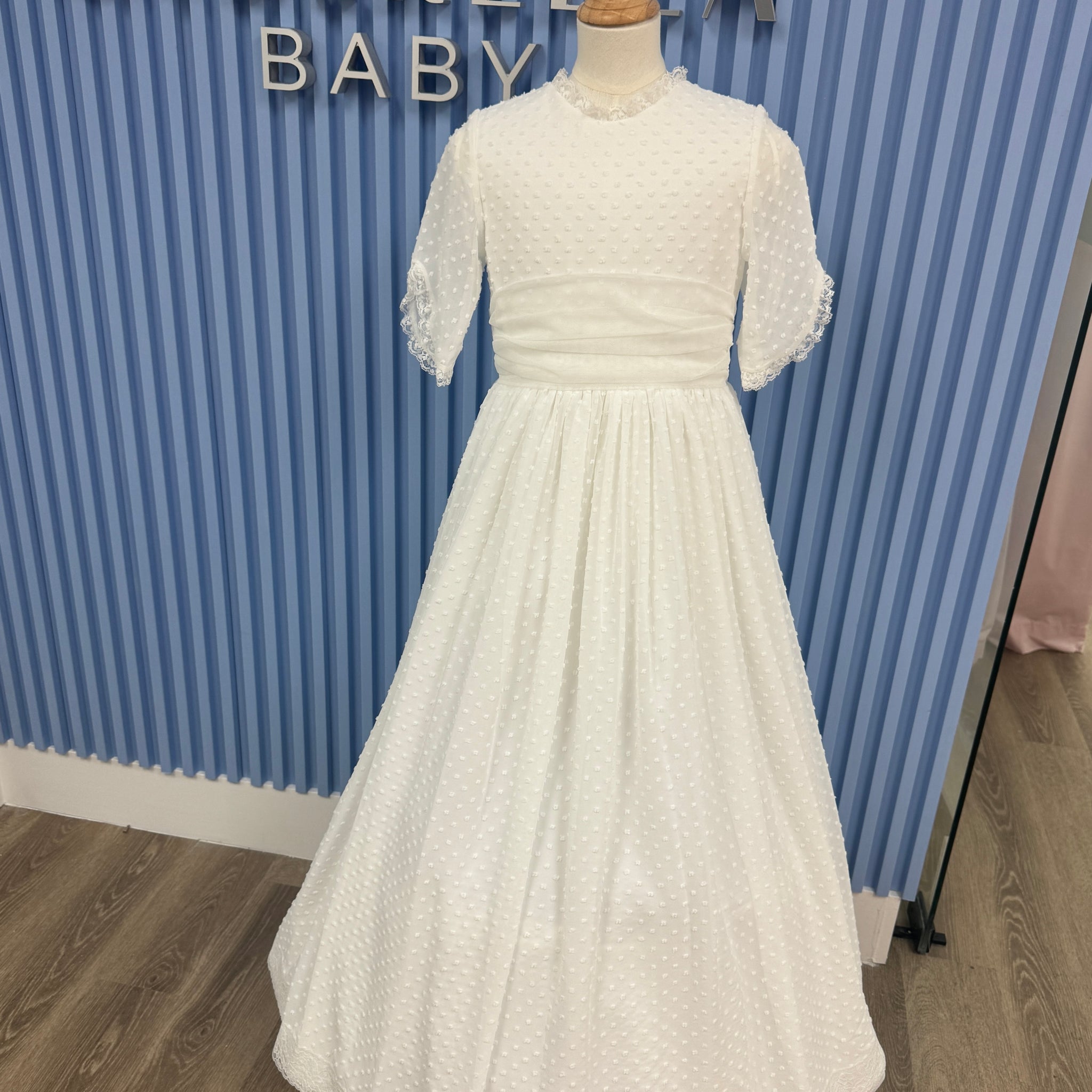 First Communion Dress Model 5105: Fantasy and Elegance in All-White