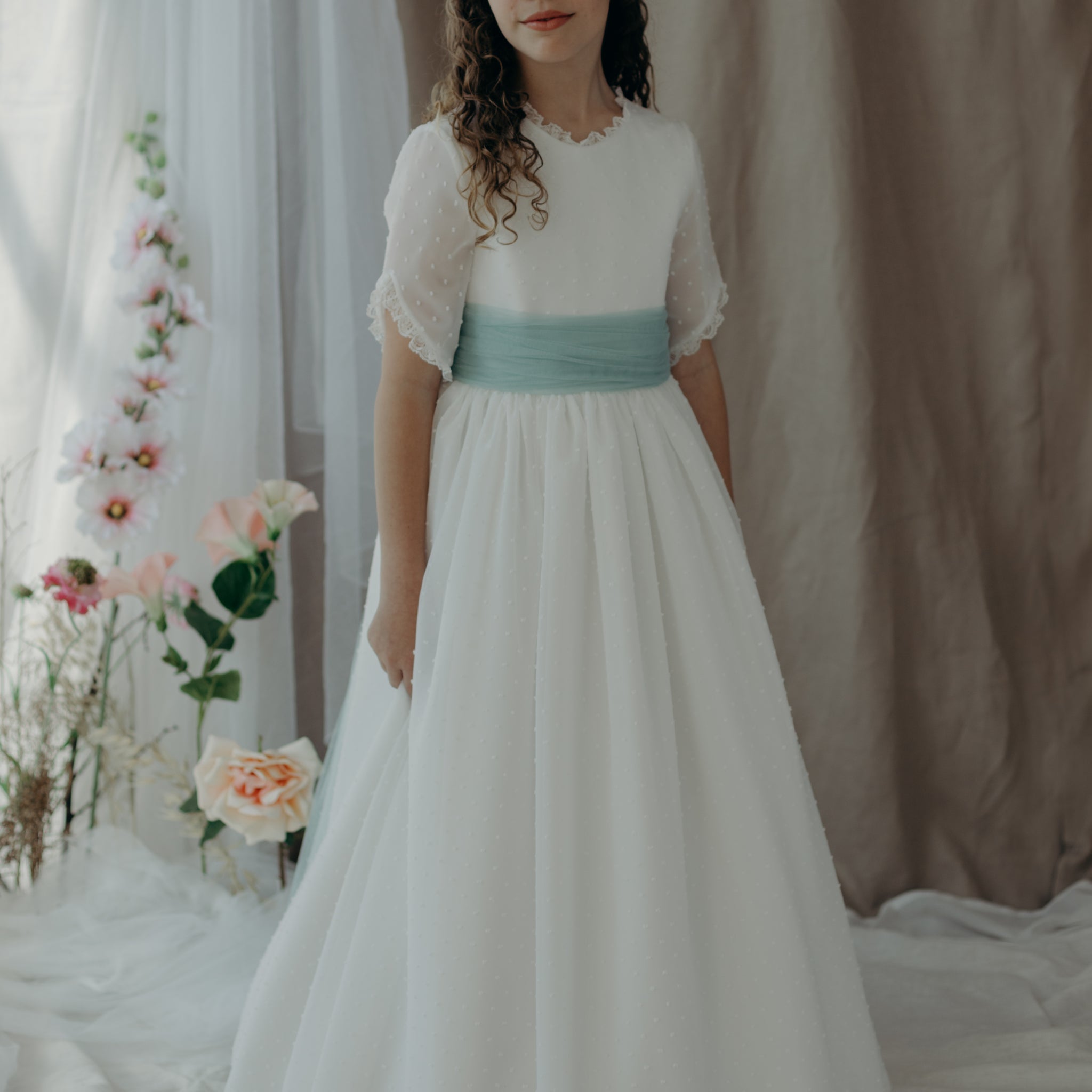 First Communion Dress Model 5105: Fantasy and Elegance in Natural White